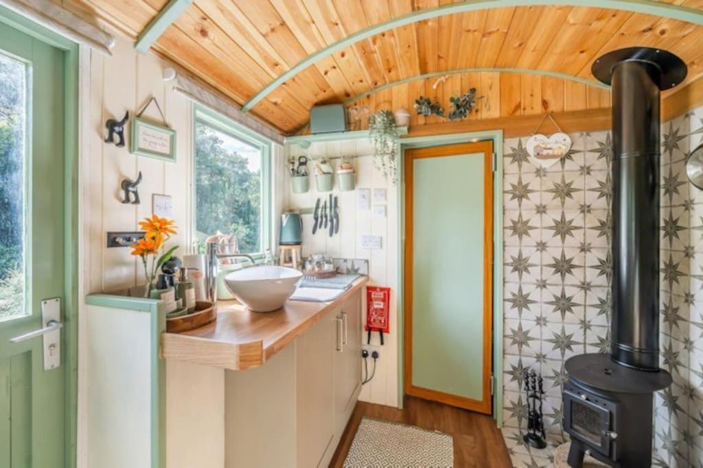 Spinney Retreats - 2 X Unique Shepherds Huts Dog Friendly นอร์ทแธมป์ตัน ภายนอก รูปภาพ