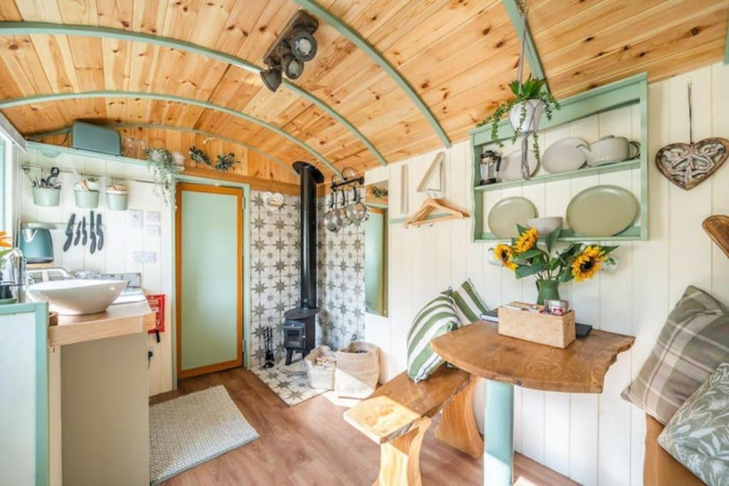 Spinney Retreats - 2 X Unique Shepherds Huts Dog Friendly นอร์ทแธมป์ตัน ภายนอก รูปภาพ