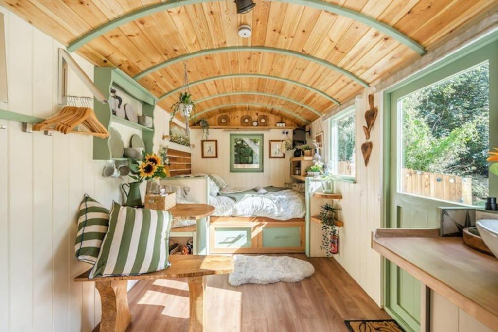 Spinney Retreats - 2 X Unique Shepherds Huts Dog Friendly นอร์ทแธมป์ตัน ภายนอก รูปภาพ