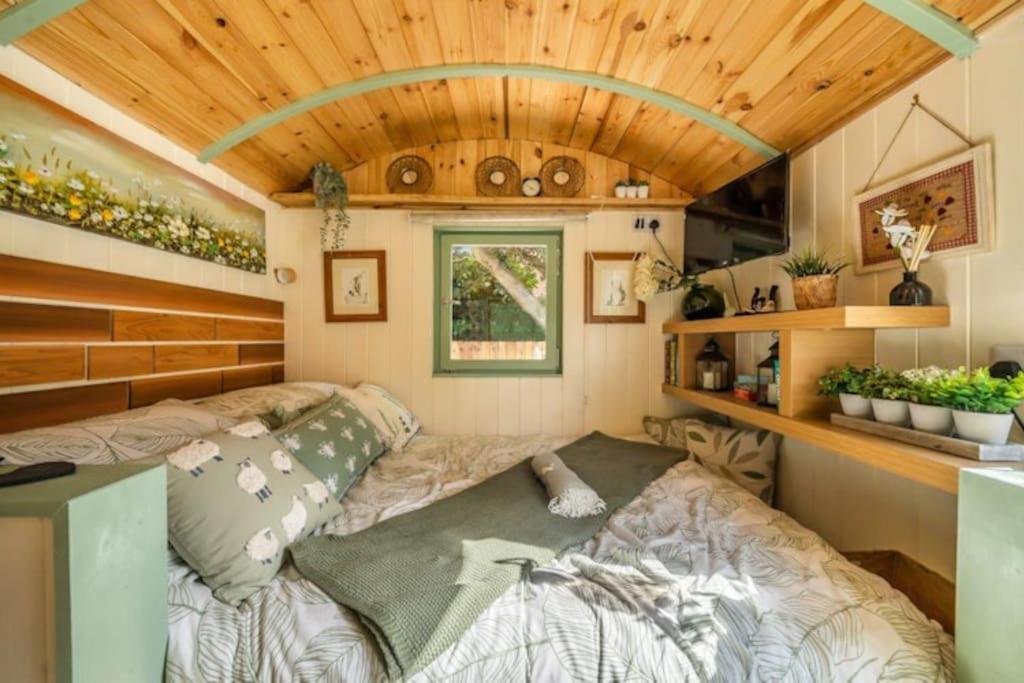 Spinney Retreats - 2 X Unique Shepherds Huts Dog Friendly นอร์ทแธมป์ตัน ภายนอก รูปภาพ